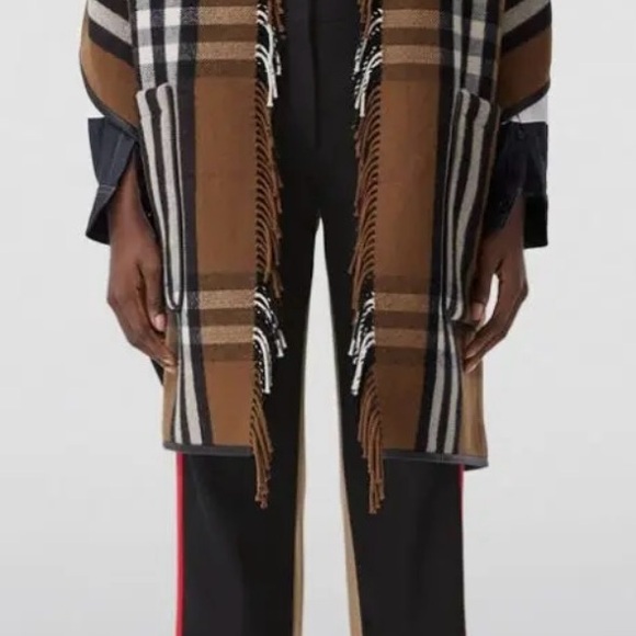 Burberry shawl BrownPlaid Shawl cape
luxurious double-faced cashmere & wool - Picture 7 of 11